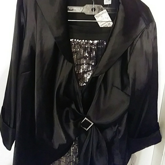 **Price drop** Gorgeous black satin wrap top - Picture 4 of 4